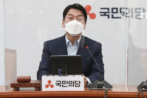 안철수 국민의당 대표가 8일 국회에서 열린 최고위원회의에서 발언하고 있다. 연합뉴스